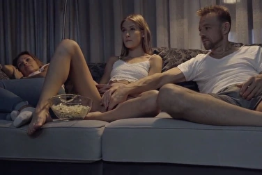 Брат лезет в киску сестре, пока мамка увлечённо смотрит фильм